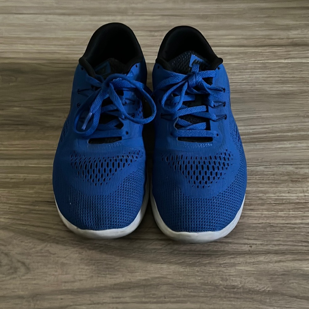 Blue and black free rn NIKE shoes size 6Y (rarely used)
